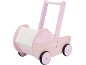 Poussette de poupée en bois rose avec poignée blanche et décoration cœur.