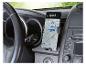 Un support de téléphone dans une voiture avec un écran de navigation.
