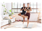 Couple pratiquant le yoga à la maison sur des tapis d'exercice.
