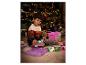 Un enfant joue avec des blocs de construction LEGO DUPLO colorés devant un sapin de Noël.