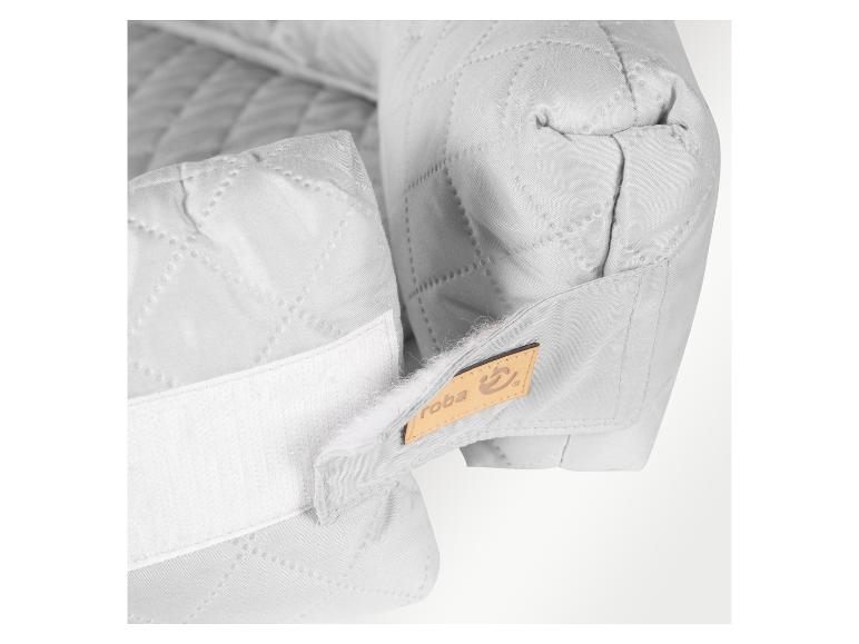 Nid de bébé gris matelassé avec fermeture velcro et étiquette marron Roba.