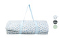 Une couverture en polaire bleue à pois pliée, avec une sangle de transport bleue.