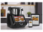 Un robot de cuisine intelligent Monsieur Cuisine Connect avec une tablette et un smartphone qui affichent des recettes.
