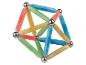 Jouet magnétique coloré avec des tiges et des billes, formant une structure géométrique.