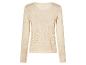 Pull beige en tricot à manches longues.