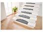 Tapis d'escalier gris sur des marches blanches