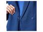 Blazer et pantalon bleu marine, détail d'une bague chaîne.