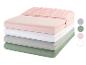 Une pile de draps-housses roses, blancs, gris et verts.