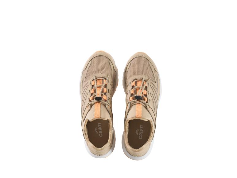 Une paire de baskets beige Crivit.