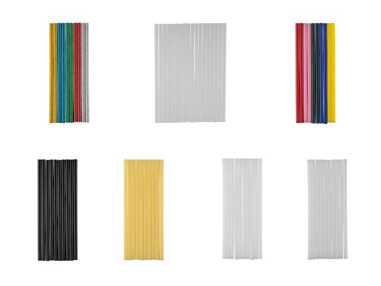 Bâtons de colle colorés et blancs, de différentes tailles.