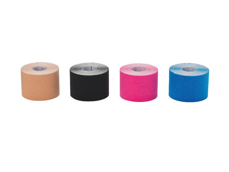 Quatre rouleaux de ruban de kinésiologie de couleurs différentes : beige, noir, rose et bleu.