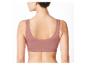 Une femme porte un soutien-gorge de sport rose sans couture.