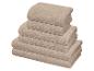 Pile de six serviettes couleur sable, soigneusement pliées et empilées les unes sur les autres.