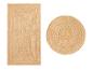 Un tapis rond et rectangulaire en jute.