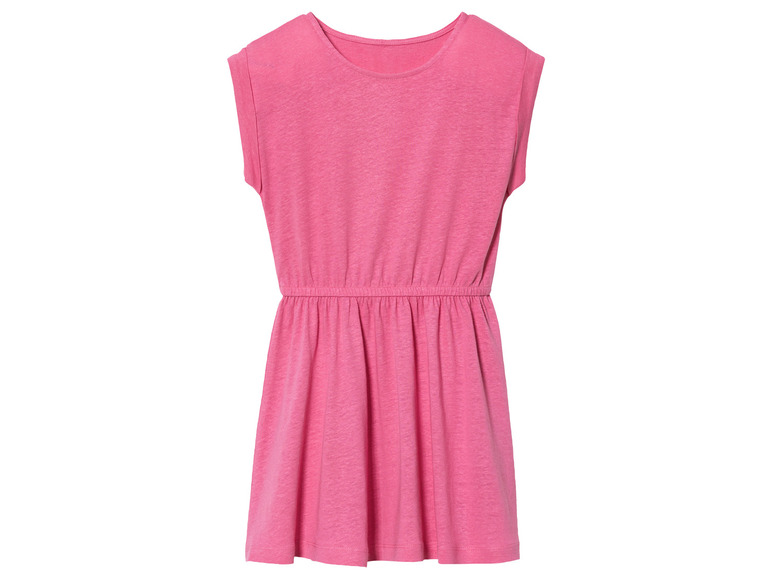 Une robe d'été rose à manches courtes.