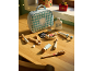 Ensemble de dentiste en bois avec un sac bleu clair, des outils et une brosse à dents sur une table en bois.