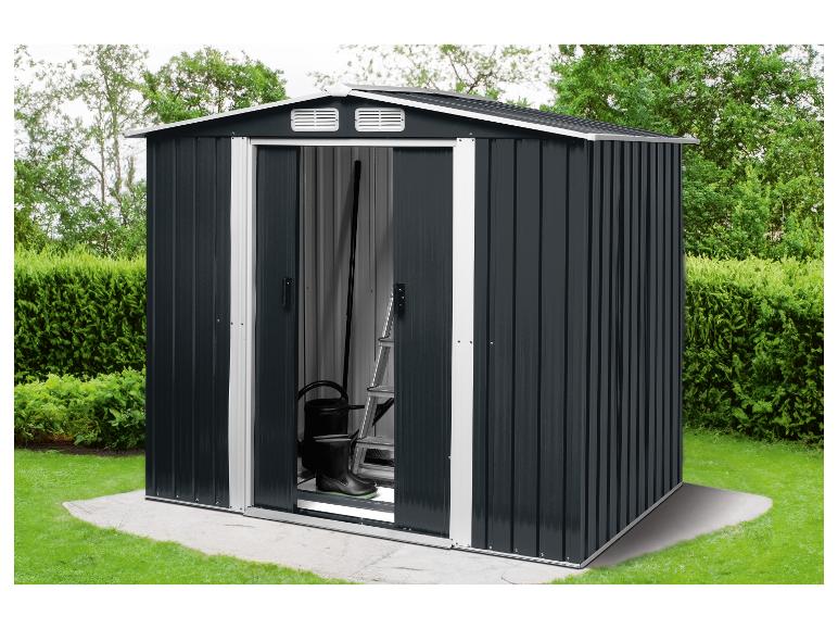 Abri de jardin gris foncé avec portes ouvertes, révélant un arrosoir et une échelle à l'intérieur.