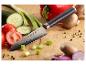 Couteau Santoku en acier damas ECHTWERK sur une planche à découper en bois avec des légumes frais.