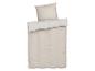 Parure de lit beige avec oreiller et protège-matelas.