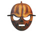 Un masque d'Halloween orange avec un design de citrouille.