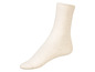 Une paire de chaussettes crème avec un motif côtelé.