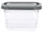 Récipient en plastique transparent avec couvercle gris pour le stockage des aliments.