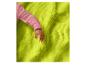 Main de bébé avec manche rose sur une couverture gaufrée vert lime