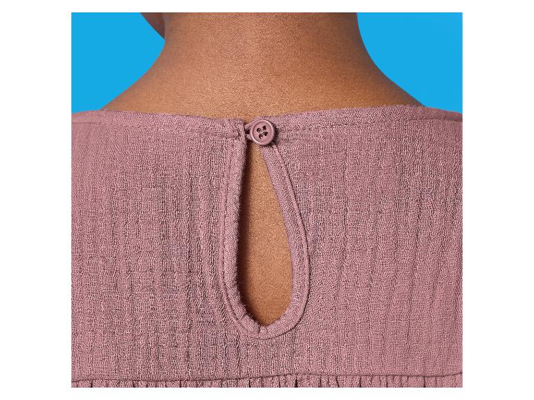 Encolure dos d'une robe rose avec bouton et ouverture en forme de goutte.