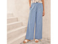 Pantalon large bleu clair avec une ceinture élastique.