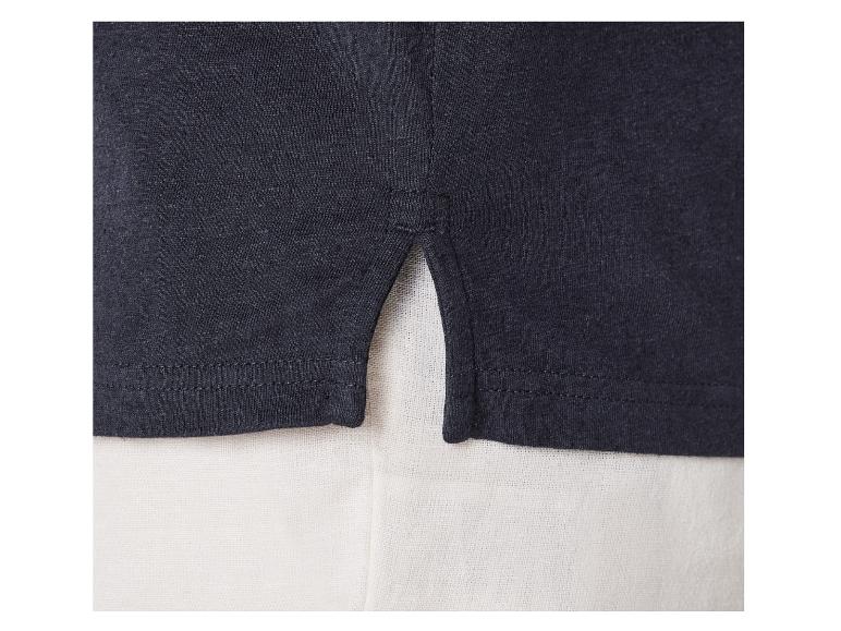 T-shirt foncé et bas en tissu clair.