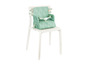Une chaise d'enfant blanche avec un rehausseur de siège vert à imprimé ours.