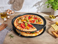 Une pizza sur un support tournant avec des perforations pour plus de croustillant.