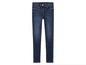 Un jean skinny bleu.