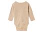 Un body bébé beige à manches longues.