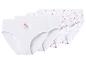 Quatre paires de culottes blanches pour enfants, deux avec de petits cœurs roses, deux unies avec trois cœurs roses.