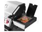 Steak grillant sur un barbecue inox et noir.