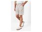 Shorts en lin beige et baskets blanches pour homme.