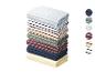 Pile de serviettes rayées de couleurs variées avec des échantillons de couleur circulaires.
