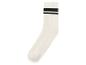 Des chaussettes blanches avec des rayures noires.