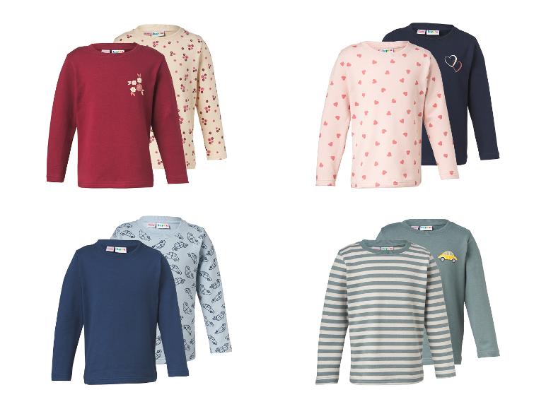 Quatre ensembles de deux t-shirts à manches longues pour enfants, avec des motifs floraux, cœurs, voitures et rayures.