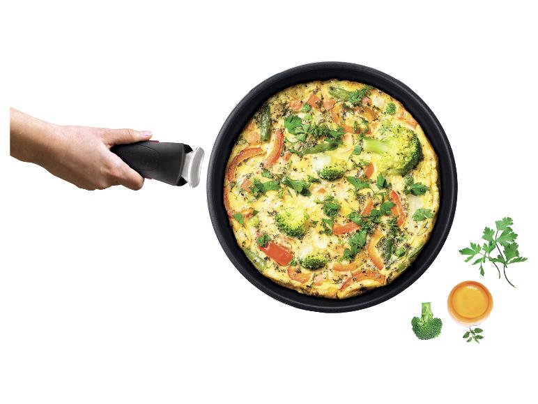 Omelette aux légumes dans une poêle : brocoli, poivrons. Recette saine.