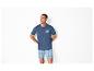 Homme en t-shirt bleu avec le texte 'CALL IT A DAY' et short à carreaux bleus.