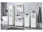 Meubles de salle de bain blancs, avec une armoire à miroir, un lavabo et deux armoires hautes.