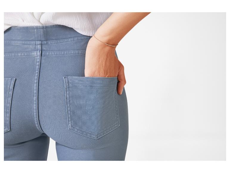 Jeans bleu clair et bracelet fin.