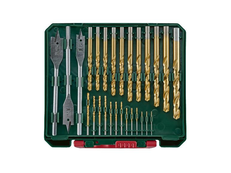 Forets dorés et mèches plates argentées dans un coffret vert.