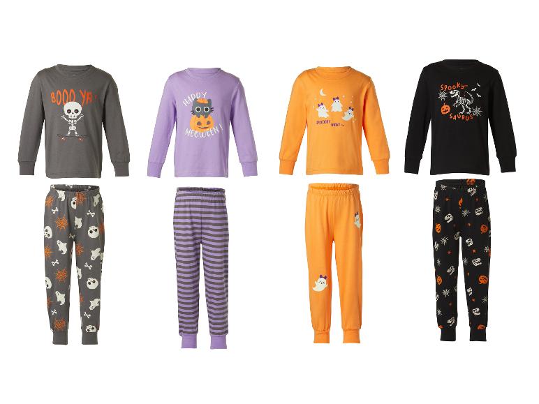 Quatre ensembles de pyjamas d'Halloween pour enfants avec divers motifs effrayants.