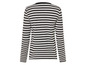 Un t-shirt à rayures noires et blanches à manches longues.