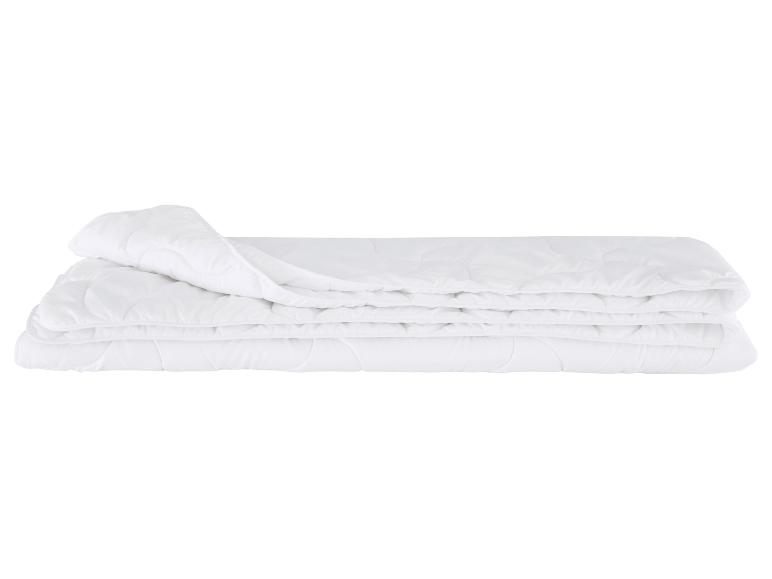 Couette blanche matelassée, pliée