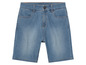 Un short en jean bleu.