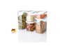 Pâtes, céréales, lentilles et granola dans des contenants de rangement transparents.